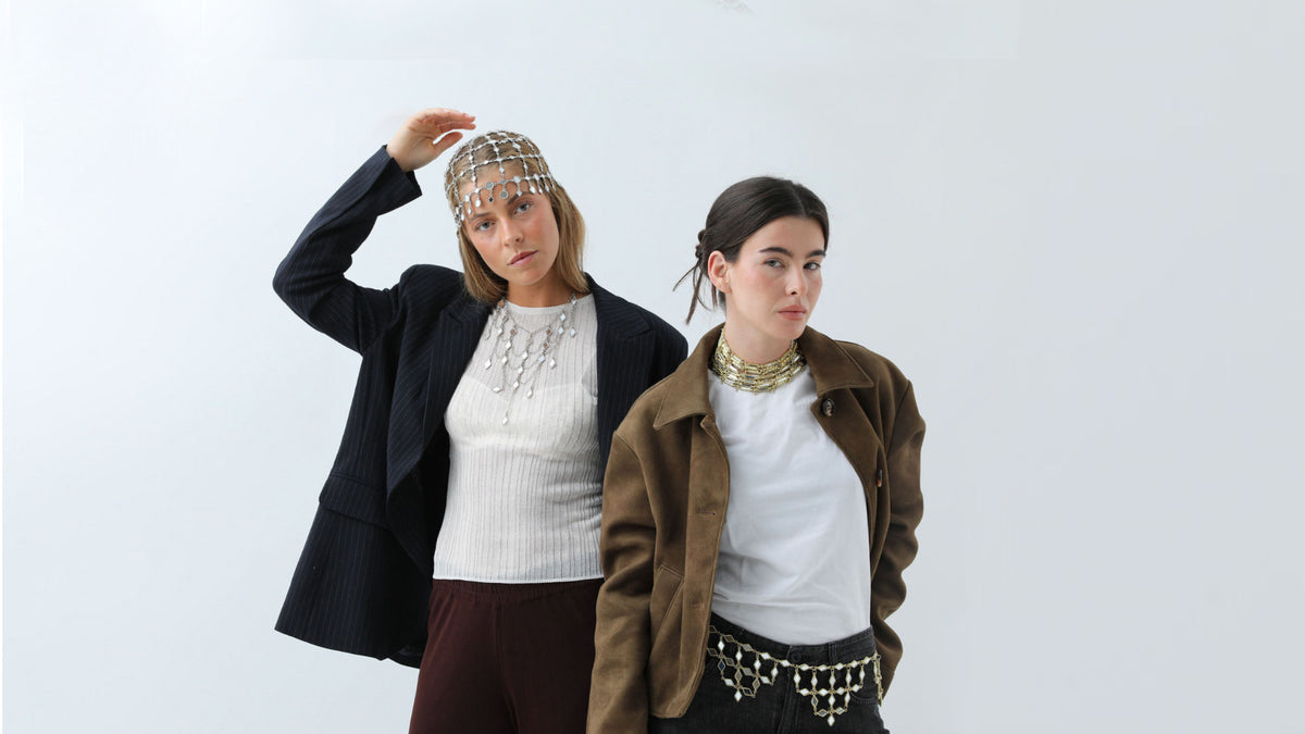 Modelos de Sabbay con Collection joyería artesanal con nuestras joyas de espejo en dorado y plateado